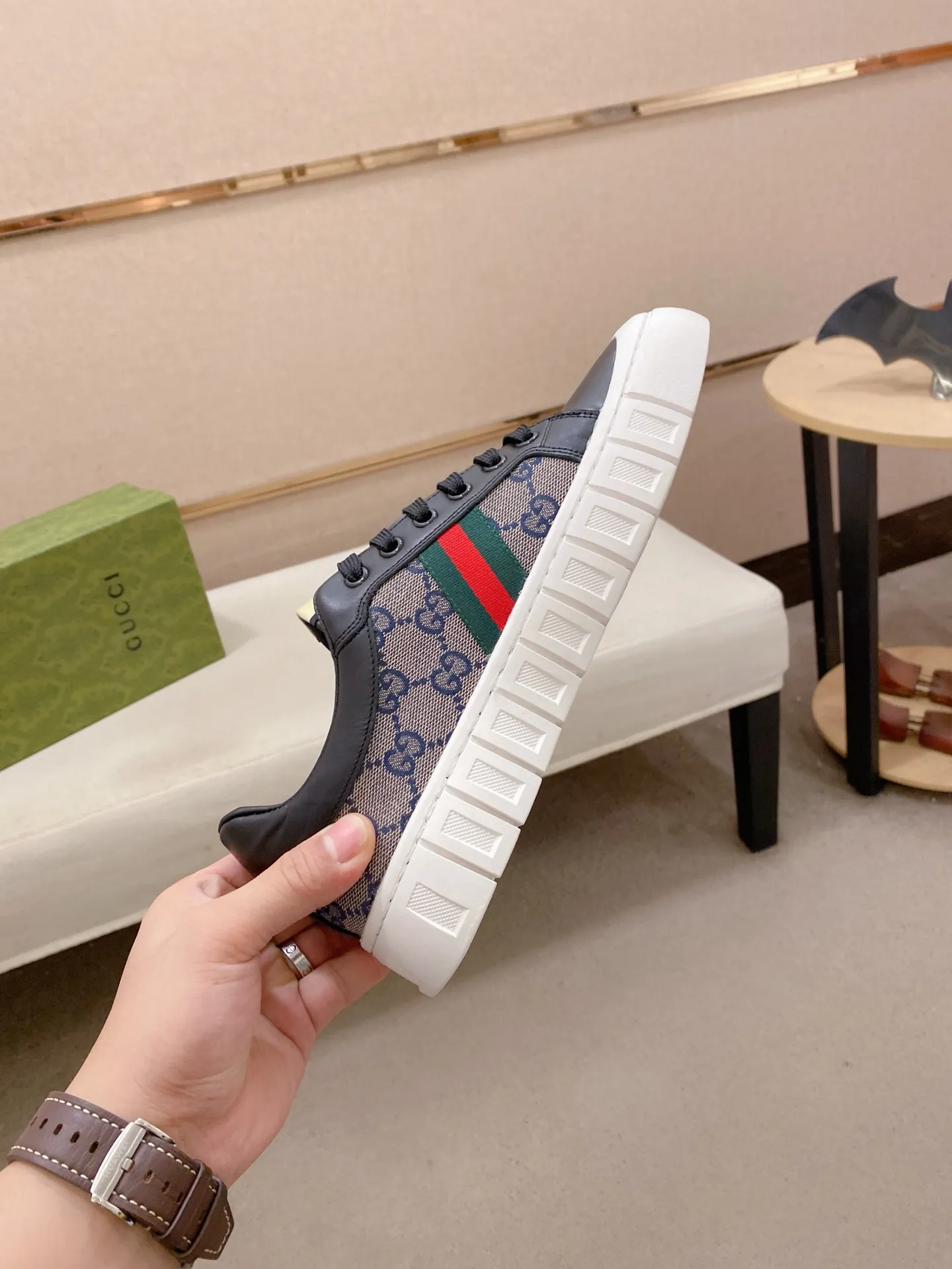 Factory price: 400💰 (GUCCI) The latest model from the official website 🎁🎁Casual and fashionable men's shoes👟, hot style💥The version is simple and elegant, exclusive for trendy men. Unique latest brand elements from the official website👑Original decoration, fashionable and generous, the fabric is original cowhide ✅Sheepskin lining, the official website specifies wear-resistant casual outsole, the classic model is taken in kind at the counter🎬38-44 (45 is not returned or exchanged when customized)